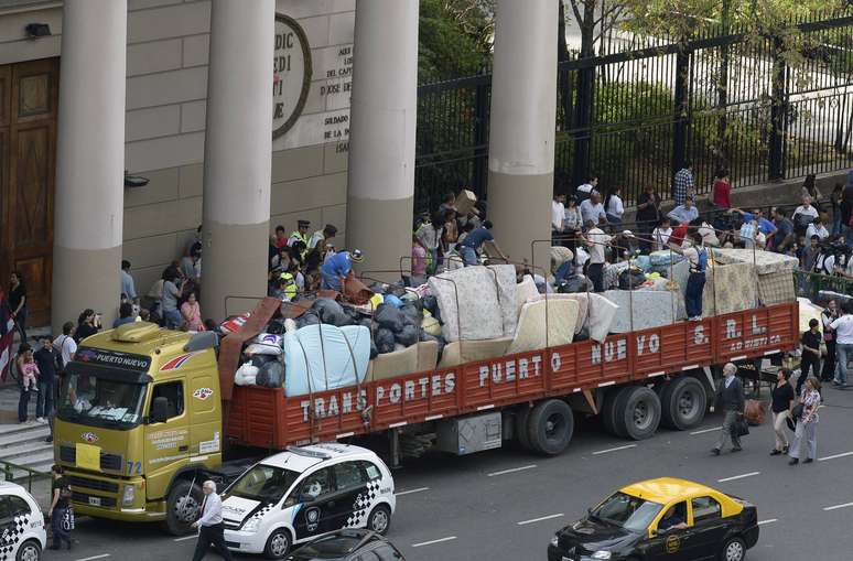 Caminhão carregado com doações para serem enviadas às vítimas da enchente em La Plata