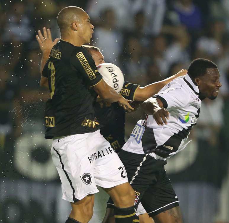 <p>Zagueiro Dória pode deixar Botafogo e se transferir ao Cruzeiro</p>