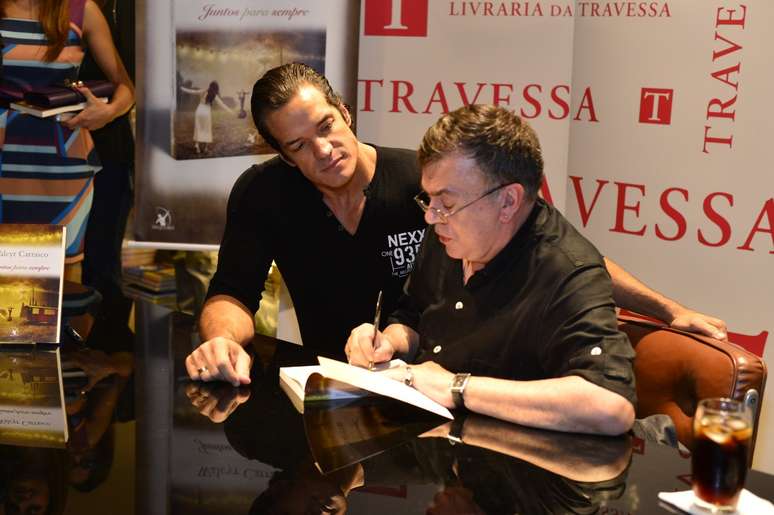 <p>Diversos famosos prestigiaram o lançamento do primeiro livro de Walcyr Carrasco, 'Juntos Para Sempre', nesta quarta-feira (3), na livraria Travessa, localizada no shopping Leblon, na zona sul do Rio de Janeiro. Na foto, o ator Carlos Machado</p>