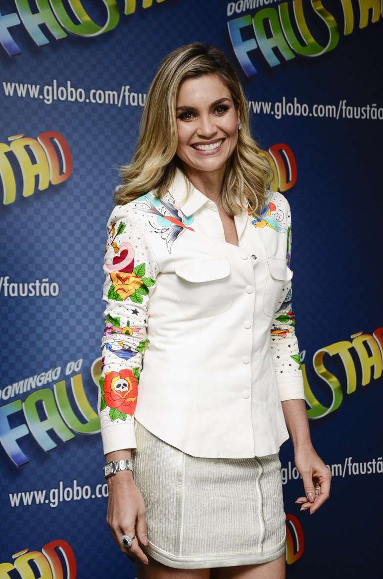 Depois de um tempo com os cabelos escuros, Fl&aacute;via Alessandra voltou ao loiro-chic