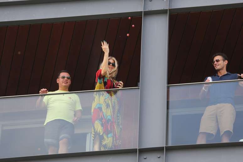 <p>No Brasil para participar de eventos de uma grife, Fergie novamente interagiu com os f&atilde;s, nesta quinta-feira (4). A cantora, que est&aacute; hospedada no bairro de Ipanema, zona sul do Rio de Janeiro, apareceu na sacada do hotel e jogou presentes, como frutas e balas, para as pessoas na cal&ccedil;ada que aguardavam sua apari&ccedil;&atilde;o</p>