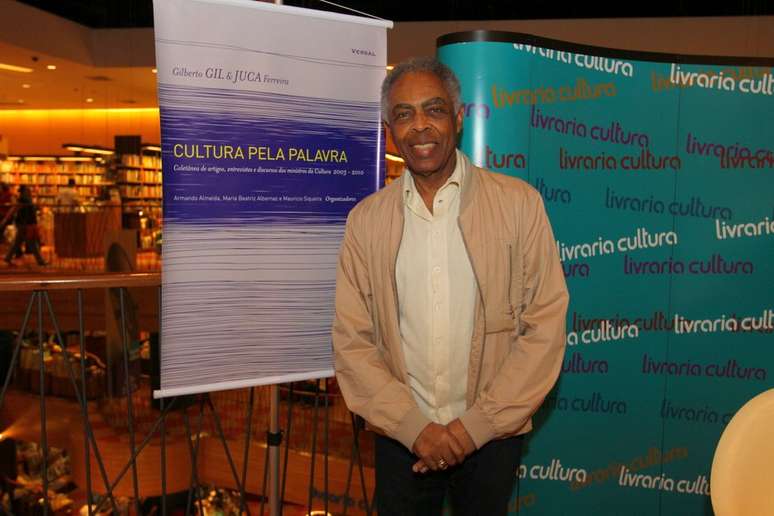 Gilberto Gil lan&ccedil;ou, nesta quinta-feira (4), o livro 'Cultura pela Palavra', escrito em parceria com Juca Ferreira, que esteve &agrave; frente do Minist&eacute;rio da Cultura na mesma &eacute;poca de Gil, entre 2003 e 2010. O evento aconteceu na Livraria Cultura do Conjunto Nacional, na capital paulista. Antes disso, o m&uacute;sico foi clicado ao sair do hotel Emiliano