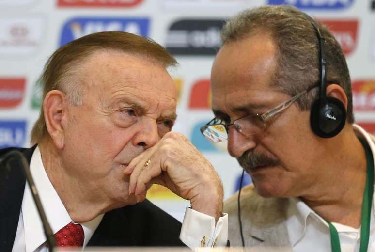 O presidente da CBF, Jos&eacute; Maria Marin, conversa com o minitro do Esporte, Aldo Rebelo, durante entrevista coletiva no Rio de Janeiro em 7 de mar&ccedil;o. Em entrevista &agrave; Reuters nesta semana, Aldo disse esperar que Marin se explique por grava&ccedil;&otilde;es pol&ecirc;micas.