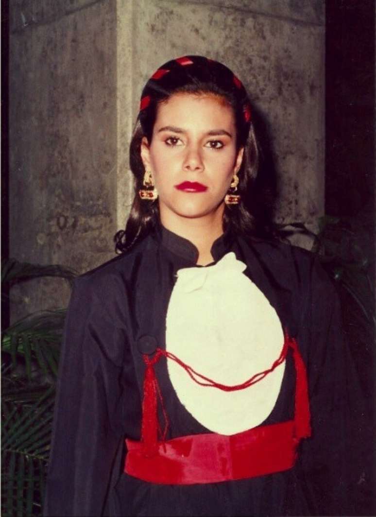 Narcisa postou foto da época em que se formou advogada