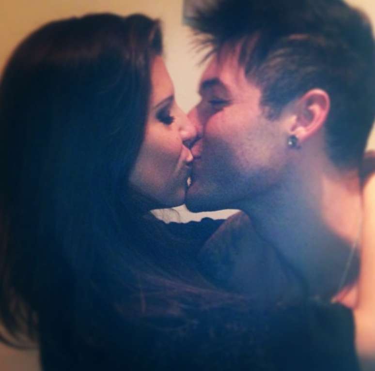 "Cheguei em Porto Alegre. E agora o Dr Grilo &eacute; s&oacute; meu", escreveu no legenda