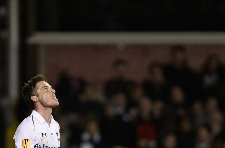 Parker lamenta ap&oacute;s perder gol incr&iacute;vel no empate entre Tottenham e Basel pela Liga Europa