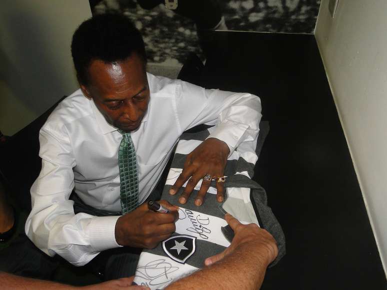 <p>Em visita ao Botafogo, Pel&eacute;&nbsp;destacou a import&acirc;ncia que o clube carioca e o Santos tiveram para o desenvolvimento do futebol brasileiro</p>