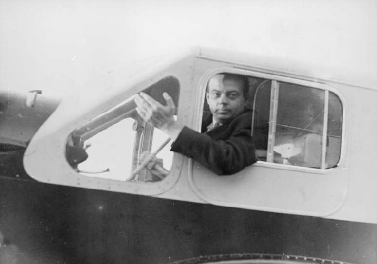 Assim como um dos personagens do livro, Exupéry era piloto de avião