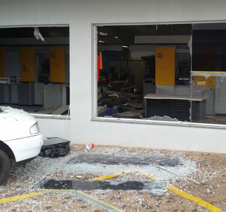 <p>A fachada da ag&ecirc;ncia do Banco do Brasil fica destru&iacute;da ap&oacute;s o assalto, em Auriflama (SP)</p>