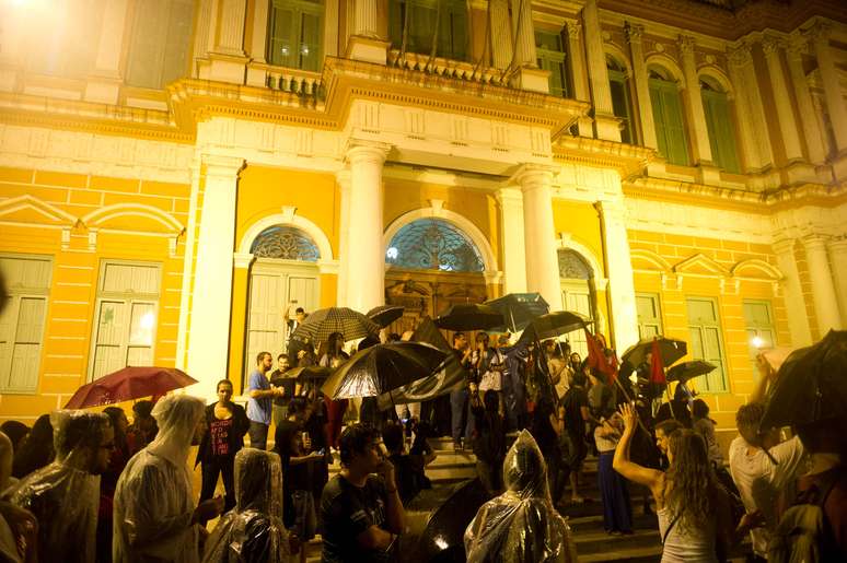 <p>Sob forte chuva, centenas de manifestantes comemoram liminar judicial que derrubou o valor da passagem de ônibus de Porto Alegre de R$ 3,05 para R$ 2,85. </p>