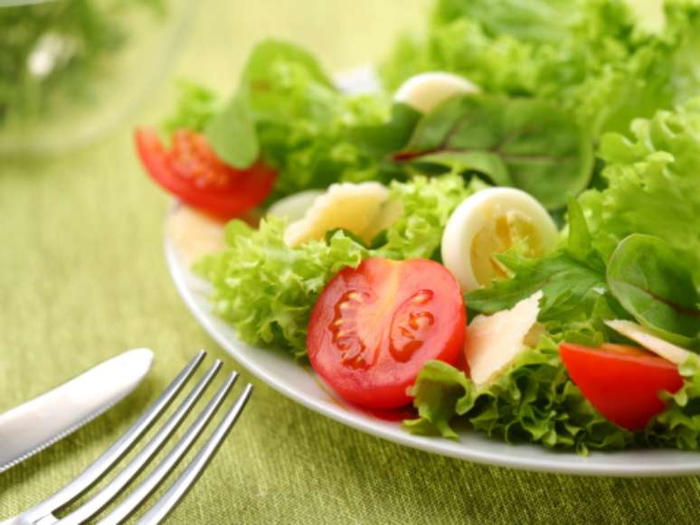<p>Alimentação saudável ajuda a prevenir e combater a hipertensão</p>