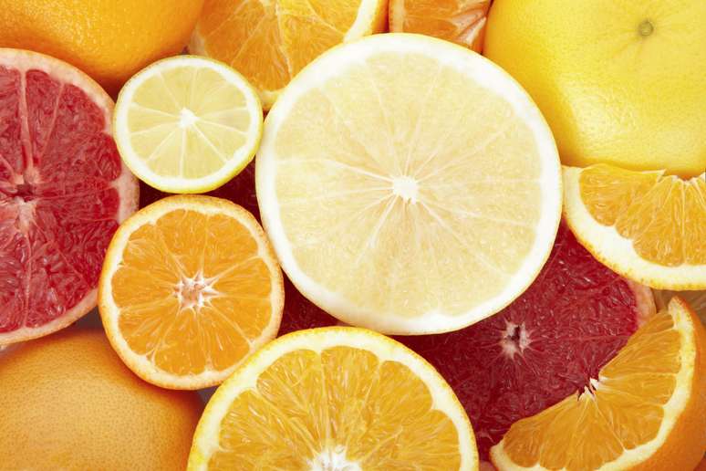 <p>Frutas cítricas são fontes de vitamina C, que ajuda na queima de gordura</p>