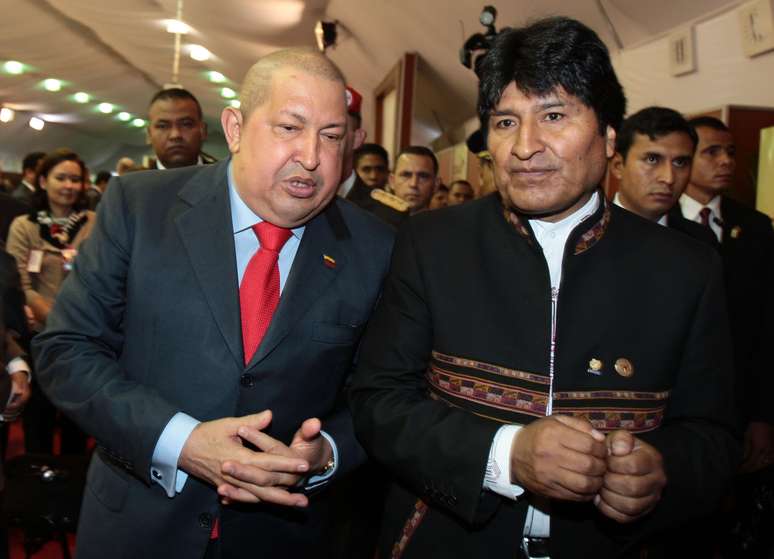 Chávez (esq.) e Morales em imagem de dezembro de 2011