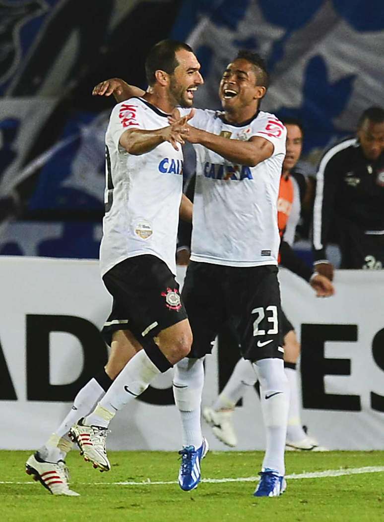 <p>Danilo comemora com Jorge Henrique gol da vitória sobre o Millonarios, em 2013: decisivo em sua última partida na Colômbia</p>