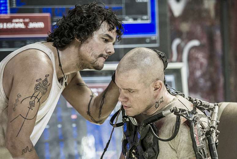 <p>Wagner Moura e Matt Damon em cena de 'Elysium'</p>