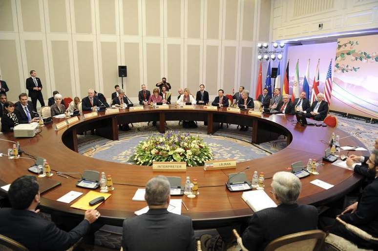 <p>Participantes dos EUA, Rússia, China, França, Grã-Bretanha e Alemanha se preparam para o início das negociações com representantes do Irã, em Almaty, no Cazaquistão</p>