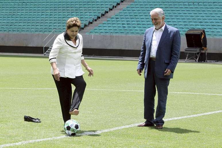 Presidente Dilma Rousseff dá o pontapé inicial da Arena Fonte Nova ao lado do governador da Bahia Jaques Wagner (PT), em Salvador. 5/04/2013.