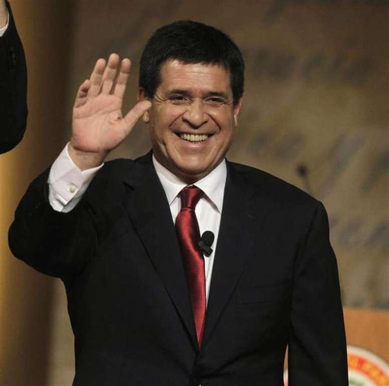 <p>O candidato do Partido Colorado à Presidência do Paraguai, Horacio Cartes, acena durante o primeiro debate televisionado entre candidatos</p>