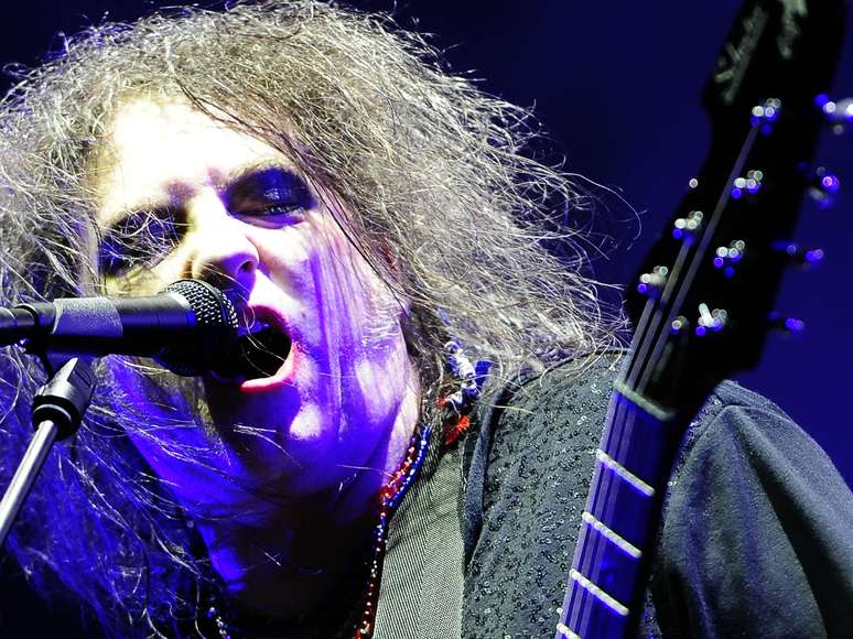 <p>Robert Smith suou literalmente para dar aos fãs o melhor show possível, com set de 40 músicas e hits de todas fases</p>