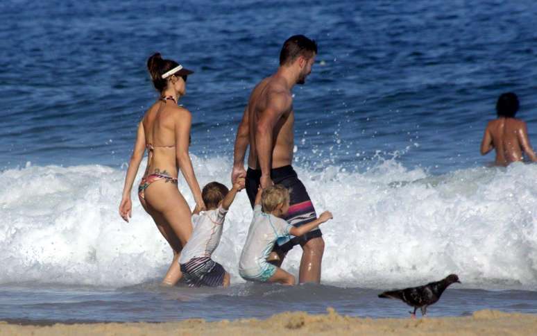 Fernanda Lima, Rodrigo Hilbert e os filhos gêmeos do casal se divertiram na praia do Leblon neste sábado (6). A família brincou na areia e depois entrou no mar para se refrescar. Rodrigo também aproveitou para jogar vôlei 