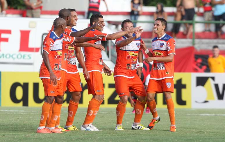 <p>Duque de Caxias abriu o placar com belo gol do artilheiro Charles Chad</p>