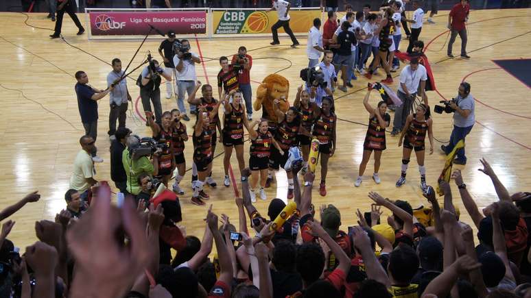 Sport venceu Americana por 62 a 57 no lotado Ginásio Jorge Maia, em Recife, e comemorou o inédito título da Liga Nacional de Basquete Feminino