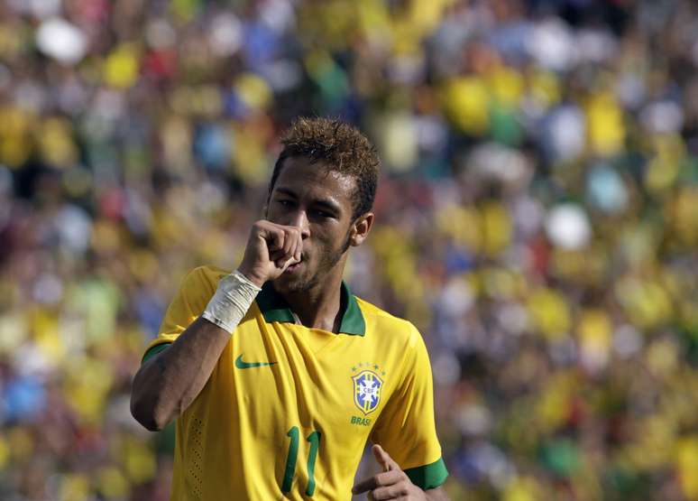 <p>Em amistoso contra a frágil Bolívia, o Brasil voltou a vencer, neste sábado. O time formado por atletas que atuam no País goleou por 4 a 0, com dois gols de Neymar. Foi a primeira vitória de Felipão desde que ele retornou à equipe nacional</p>