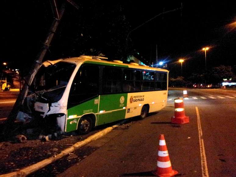 O acidente ocorreu por volta das 22h de sexta-feira