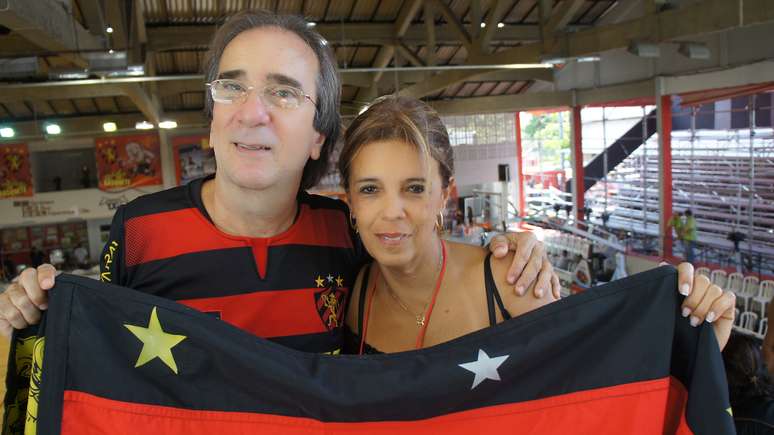 <p>Rubro-negro Antônio Fernando foi para a Ilha do Retiro torcer ao lado da mulher Beth - que é alvirrubra, mas no basquete não tem vergonha de segurar a bandeira do Sport</p>