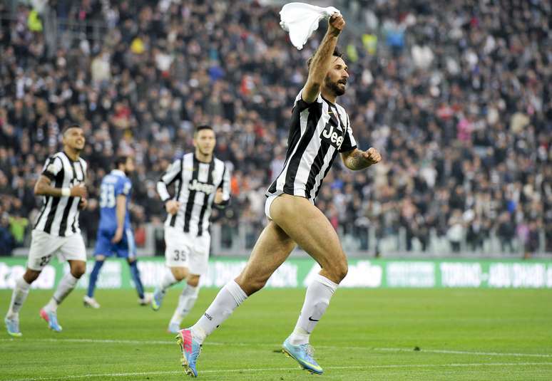 <p>Com dois gols de Mirko Vucinic, a Juventus não deu chance para o Pescara, neste sábado, em duelo pela 31° rodada do Campeonato Italiano. Herói da vitória por 2 a 1, Vucinic comemorou seu primeiro gol na partida tirando o calção</p>