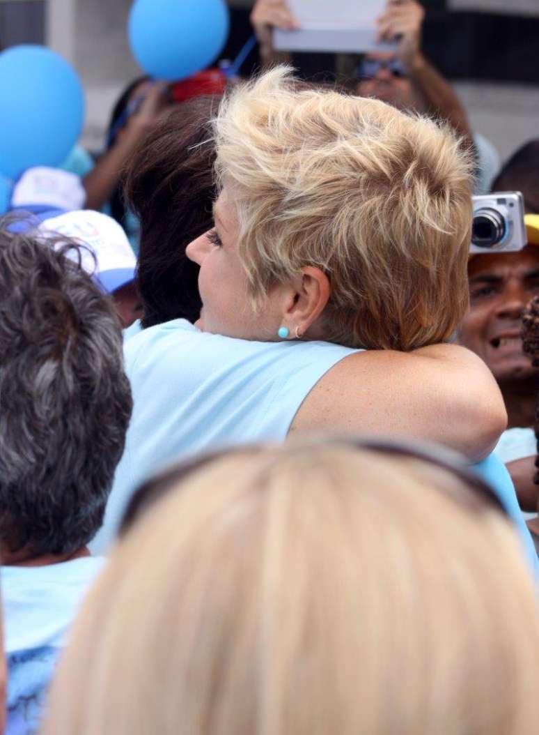 A apresentadora Xuxa esteve na passeata Mundo Azul, que aconteceu neste domingo (7), no Leblon, Rio de Janeiro. A caminhada tem como objetivo conscientizar a população sobre o autismo e garantir o direito dos autistas