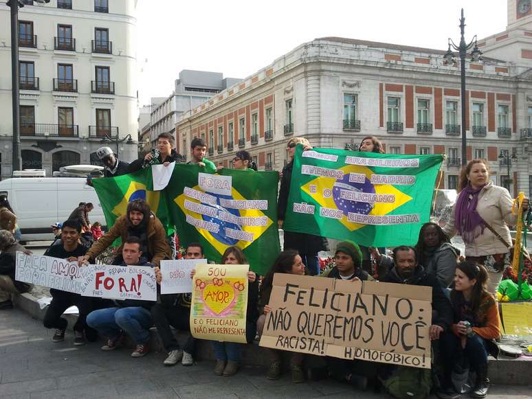 <p>Em Madri, na Espanha, grupo de 20 pessoas com cartazes de protesto se reuniu pedindo a saída do deputado da Comissão dos Direitos Humanos da Câmara</p>