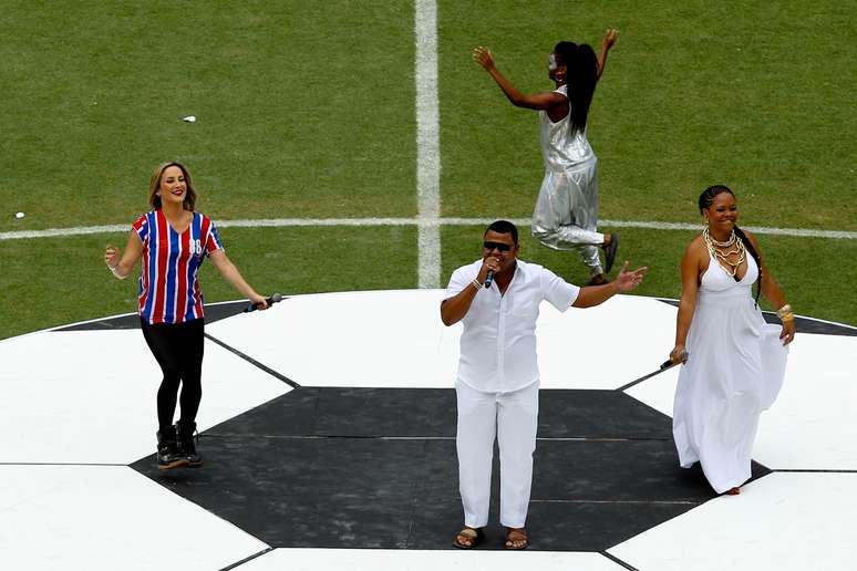 <p>Claudia Leitte dividiu a Fonte Nova ao vestir camisa do Bahia</p>
