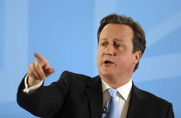 "Dizemos a todas as pessoas que trabalham duro em nosso país: estamos a seu lado", disse o primeiro-ministro da Grã-Bretanha, David Cameron