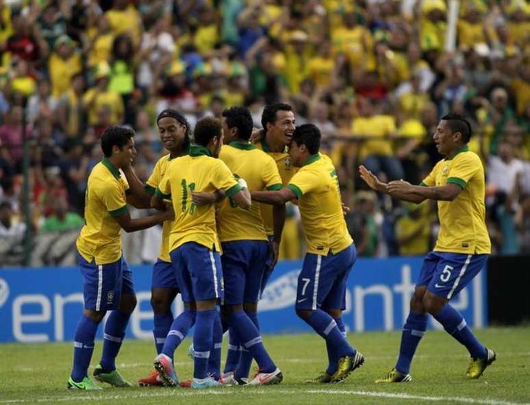 Jogadores da seleção brasileira comemoram gol marcado contra a Bolívia em amistoso em Santa Cruz, Bolívia. Com dois gols do atacante Neymar, a seleção brasileira derrotou a Bolívia por 4 x 0 neste sábado, em amistoso em Santa Cruz de la Sierra, vencendo pela primeira vez neste ano e desde a volta do técnico Luiz Felipe Scolari ao time. 06/04/2013