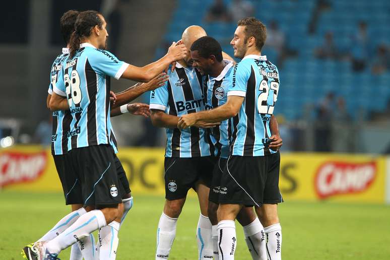 <p>Jogadores comemoram único gol gremista na vitória diante do Cerâmica</p>