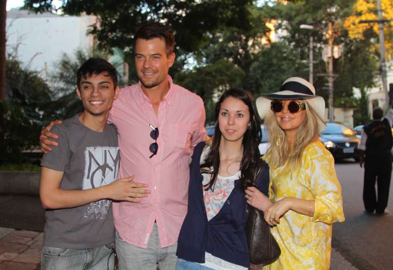 A cantora Fergie e o ator Josh Duhamel, seu marido, foram assediados por fãs em São Paulo no último sábado (6). Simpáticos, eles posaram para fotos ao lado dos admiradores