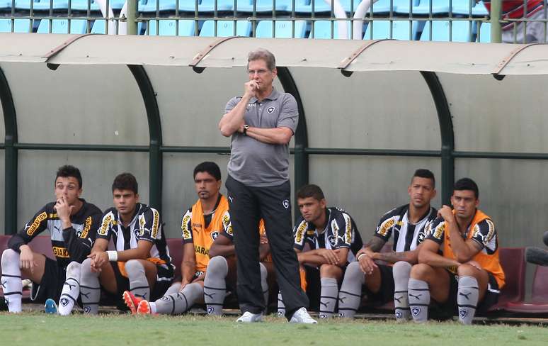 <p>Oswaldo Oliveira já planeja volta de Seedorf ao Botafogo</p>