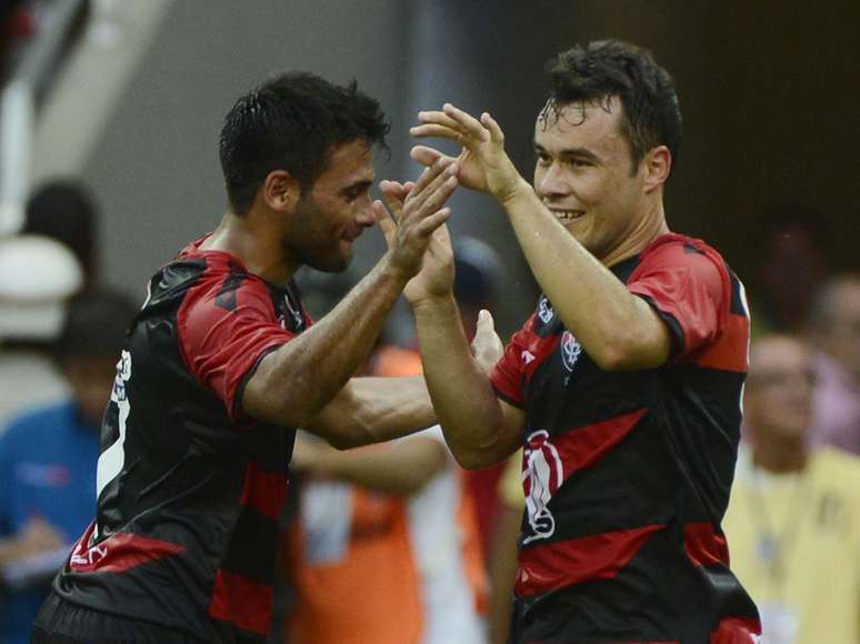 Renato Cajá marcou o primeiro gol da goleada do Vitória sobre o rival Bahia