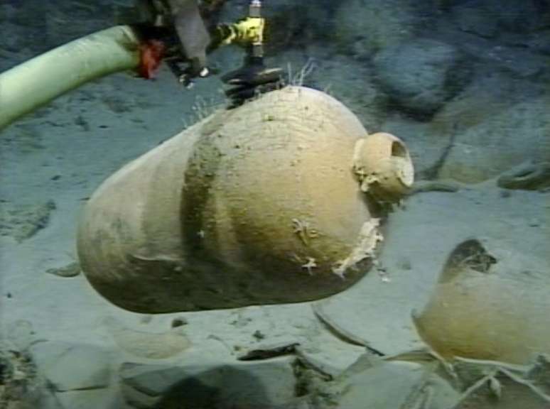 Um jarro que transportava azeite de oliva está entre os objetos encontrados durante a expedição arqueológica na costa da Flórida