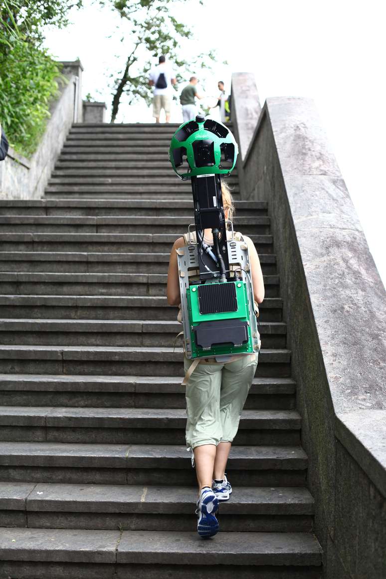 Câmeras HD são montadas em mochila, que pesa cerca de 15 kg