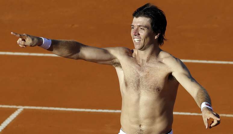 <p>Berlocq at&eacute; tirou a camiseta para comemorar</p>