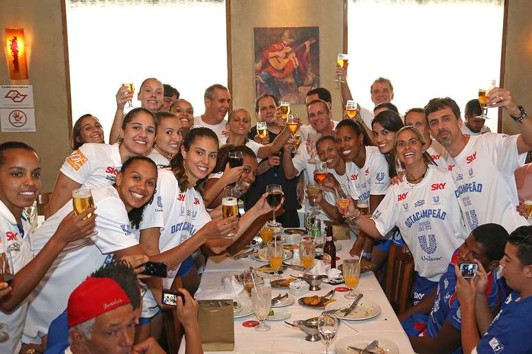 <p>O título da Superliga feminina foi muito comemorado pelas jogadoras e membros da comissão técnica do Unilever. Ainda na capital paulista, em uma churrascaria, os integrantes da equipe carioca fizeram grande festa em função da oitava conquista nacional. Na final deste domingo, no ginásio do Ibirapuera, o time do Rio de Janeiro virou de forma sensacional e derrotou o Sollys/Nestllé por 3 sets a 2 (22/25, 19/25, 25/20, 25/15 e 15/9)</p>