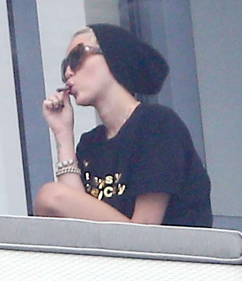 Miley Cyrus é clicada fumando cigarro suspeito; veja fotos