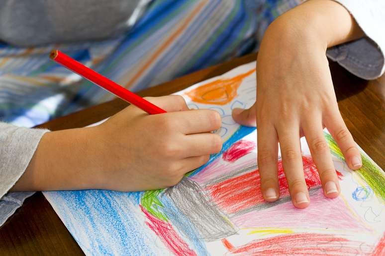 Nos desenhos, as crianças expressam sentimentos, seu cotidiano ou cenas que as marcaram 