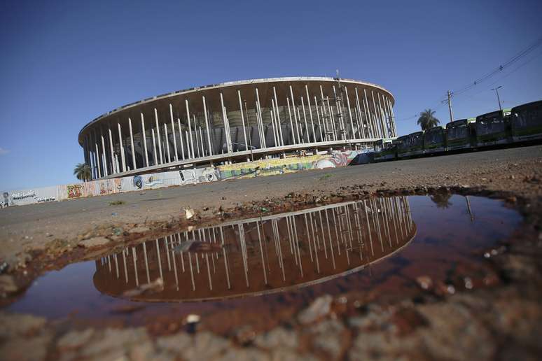 <p>Instalação do gramada foi o motivo de adiamento de inauguração do estádio </p>