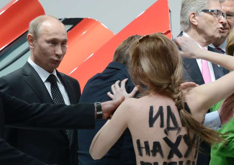 Manifestante pintou o corpo para protestar contra o presidente russo