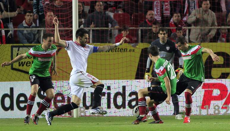 <p>Atacante Negredo deu trabalho para a defesa do Athletic Bilbao</p>