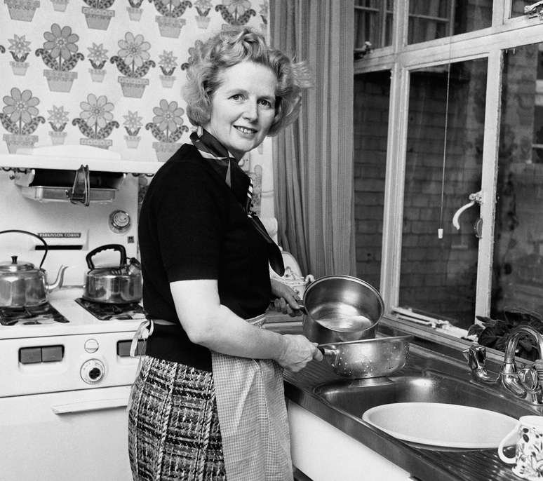 Thatcher lava louça em sua casa no bairro londrino de Chelsea em 1º de fevereiro de 1975