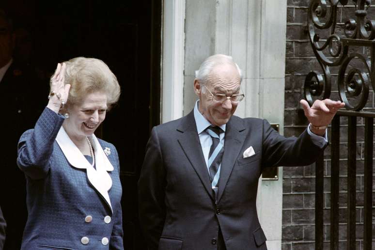  Thatcher e o marido, Dennis Thatcher, em junho de 1989, ano em que se tornaram avós